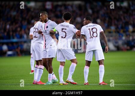 BRÜGGE, BELGIEN - 15. SEPTEMBER: Georginio Wijnaldum, Marquinhos, Presnel Kimpembe aus Paris Saint-Germain während der UEFA Champions League-Gruppe A matc Stockfoto