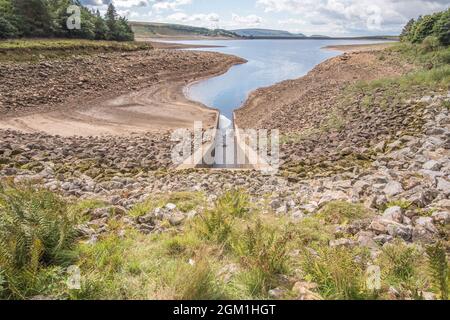 Der Wassereinlaufpunkt am Grimwith-Stausee zeigt einen kleinen Durchfluss in den Stausee, der den Wasserstand zum 2021. September gesenkt hat Stockfoto