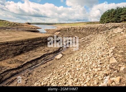 Der Wassereinlaufpunkt am Grimwith-Stausee zeigt einen kleinen Durchfluss in den Stausee, der den Wasserstand zum 2021. September gesenkt hat Stockfoto