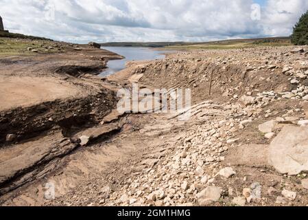 Der Wassereinlaufpunkt am Grimwith-Stausee zeigt einen kleinen Durchfluss in den Stausee, der den Wasserstand zum 2021. September gesenkt hat Stockfoto