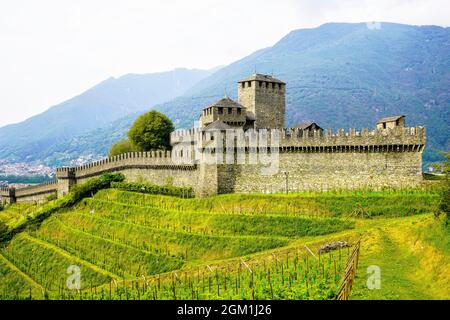 Das Schloss von Sasso Corbaro in Bellinzona. Bellinzona ist eine Gemeinde, eine historische Schweizer Stadt und die Hauptstadt des Kantons Tessin in der Schweiz Stockfoto