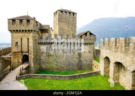 Schloss Montebello in Bellinzona. Bellinzona ist eine Gemeinde, eine historische Schweizer Stadt und die Hauptstadt des Kantons Tessin in der Schweiz. Stockfoto