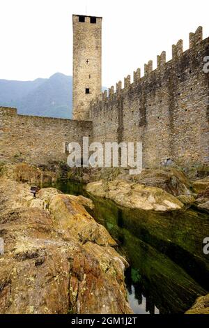 Beeindruckender Wachturm in Castel Grande in Bellinzona. Bellinzona ist eine Gemeinde, eine historische Schweizer Stadt und die Hauptstadt des Kantons Tessin Stockfoto