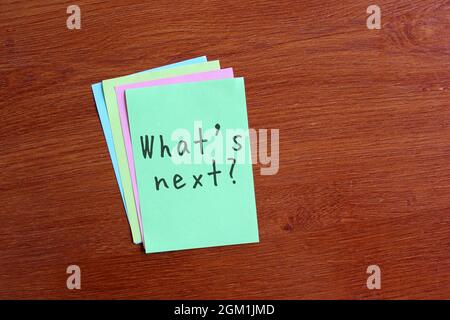 Geschäftskonzept. Bunte Notizbücher mit Text Was kommt als Nächstes? Stockfoto