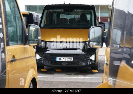 Hamburg, Deutschland. September 2021. Sammeltaxis stehen am Moia Hub in Hamburg bereit. Kredit: Marcus Brandt/dpa/Alamy Live Nachrichten Stockfoto