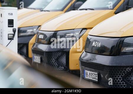 Hamburg, Deutschland. September 2021. Sammeltaxis stehen am Moia Hub in Hamburg bereit. Kredit: Marcus Brandt/dpa/Alamy Live Nachrichten Stockfoto