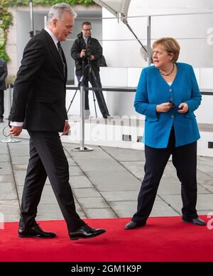 Berlin, Deutschland. September 2021. Bundeskanzlerin Angela Merkel (CDU) begrüßt litauische Präsidentin Gitanas Nauseda vor dem Bundeskanzleramt zu Gesprächen. Quelle: Bernd von Jutrczenka/dpa/Alamy Live News Stockfoto