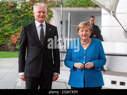 Berlin, Deutschland. September 2021. Bundeskanzlerin Angela Merkel (CDU) begrüßt litauische Präsidentin Gitanas Nauseda vor dem Bundeskanzleramt zu Gesprächen. Quelle: Bernd von Jutrczenka/dpa/Alamy Live News Stockfoto