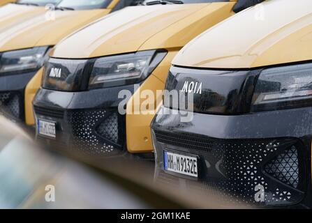 Hamburg, Deutschland. September 2021. Sammeltaxis stehen am Moia Hub in Hamburg bereit. Kredit: Marcus Brandt/dpa/Alamy Live Nachrichten Stockfoto