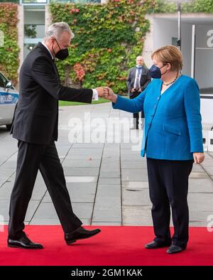 Berlin, Deutschland. September 2021. Bundeskanzlerin Angela Merkel (CDU) begrüßt litauische Präsidentin Gitanas Nauseda vor dem Bundeskanzleramt zu Gesprächen. Quelle: Bernd von Jutrczenka/dpa/Alamy Live News Stockfoto