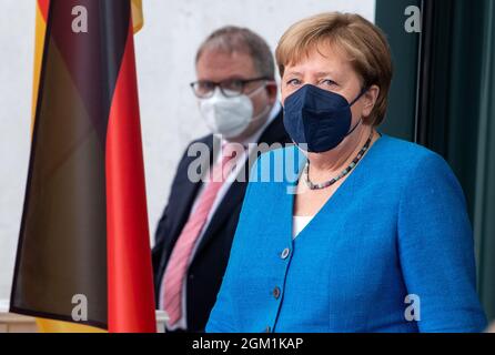 Berlin, Deutschland. September 2021. Bundeskanzlerin Angela Merkel (CDU) verlässt das Bundeskanzleramt, um den litauischen Präsidenten zu Gesprächen zu empfangen. Quelle: Bernd von Jutrczenka/dpa/Alamy Live News Stockfoto