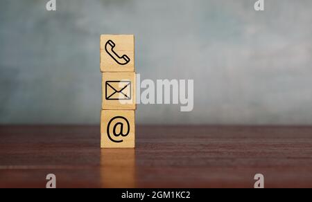 Geschäftskonzept. Kontaktieren Sie uns Symbol auf Holzwürfel. Platz für Text kopieren Stockfoto