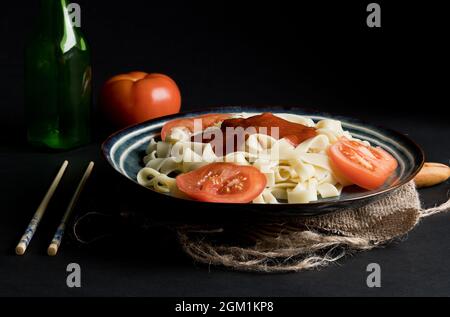 Pasta ist eine Reihe von Lebensmitteln, die mit einem Teig zubereitet werden, dessen Hauptbestandteil Grieß ist, der mit Wasser vermischt wird und zu dem Salz, Ei oder andere Zutaten kommen können Stockfoto