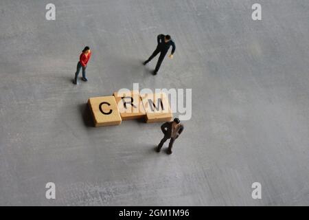 Geschäftskonzept. Miniatur Menschen und Holzwürfel mit Text CRM oder Customer Relationship Management Stockfoto