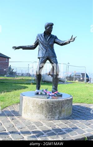 Eine Statue von Billy Fury am Kopf des Liverpool Pier. Stockfoto