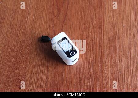 Pulsoximeter auf Holztisch. Medizin- und Gesundheitskonzept Stockfoto