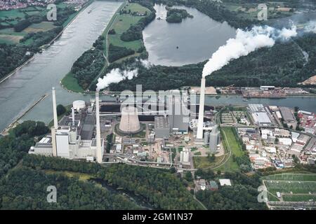 Luftaufnahme des Dampf- und Kohlekraftwerks in Karlsruhe, rheinhafen. Wärmekraftwerk des Energiekonzerns EnBW, Deutschland. Stockfoto