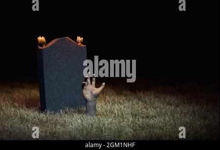 zombie Hand kommt aus dem Boden mit einem Grabstein dahinter mit Kerzen. 3d-Rendering Stockfoto