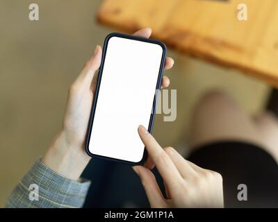 Geschäftsfrau SMS auf Touchscreen-Smartphone. Smartphone-Handy leeren Bildschirm Mockup. Wireless-Gerät Objekt Konzept, Hände aus nächster Nähe Stockfoto