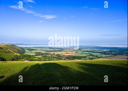 Brighton UK 16. September 2021 - am frühen Morgen liegt Nebel über der Landschaft unterhalb der South Downs, wenn die Sonne am Devils Dyke nördlich von Brighton aufgeht : Credit Simon Dack / Alamy Live News Stockfoto