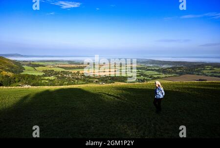 Brighton UK 16. September 2021 - Ein Wanderer genießt die Sonne und den frühen Morgennebel am Devils Dike entlang der South Downs Way nördlich von Brighton : Credit Simon Dack / Alamy Live News Stockfoto