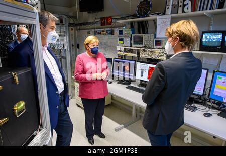 München, Deutschland. September 2021. Bayerns Ministerpraesident Dr. Markus Soeder ( CSU ) und Bundeskanzlerin Angela Merkel ( CDU ) besuchen am 15.9.2021 in München das Munich Quantum Valley der MPG. Bundeskanzlerin Angela Merkel ( CDU ) und Bvarian-Ministerpräsident und CSU-Chef Markus Soeder besuchen am 15. September 2021 das Max-Planck-Institut für Quantenoptik in München. (Foto: Alexander Pohl/Sipa USA) Quelle: SIPA USA/Alamy Live News Stockfoto