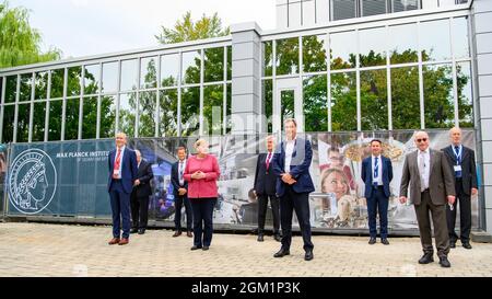 München, Deutschland. September 2021. Bayerns Ministerpraesident Dr. Markus Soeder ( CSU ) und Bundeskanzlerin Angela Merkel ( CDU ) besuchen am 15.9.2021 in München das Munich Quantum Valley der MPG. Bundeskanzlerin Angela Merkel ( CDU ) und Bvarian-Ministerpräsident und CSU-Chef Markus Soeder besuchen am 15. September 2021 das Max-Planck-Institut für Quantenoptik in München. (Foto: Alexander Pohl/Sipa USA) Quelle: SIPA USA/Alamy Live News Stockfoto