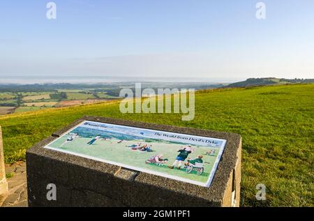 Brighton UK 16. September 2021 - am frühen Morgen liegt Nebel über der Landschaft unterhalb der South Downs, wenn die Sonne am Devils Dyke nördlich von Brighton aufgeht : Credit Simon Dack / Alamy Live News Stockfoto