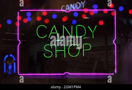 Vintage Neon Candy Shop Zeichen in regnerischem nassem Fenster Stockfoto