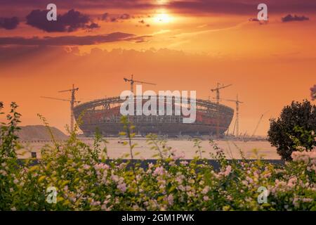 Blick auf das Lusail Fußballstadion, im Bau. Diese neue Anlage soll das Finale der FIFA-Weltmeisterschaft 2022 in Doha, Katar, ausrichten Stockfoto