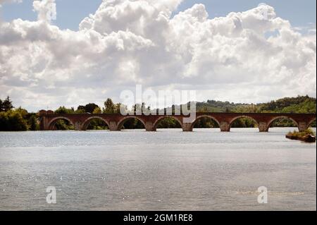 Le Pont Napoléon, Steinbrücke über den Fluss Garonne, Moissac, Département Tarn-et-Garonne, Frankreich Stockfoto