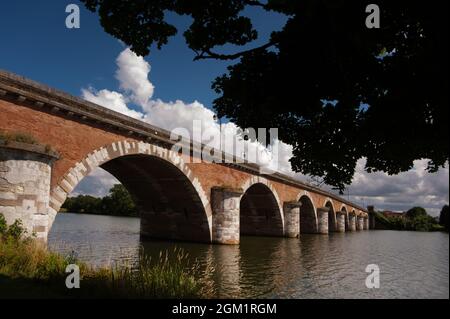 Le Pont Napoléon, Steinbrücke über den Fluss Garonne, Moissac, Département Tarn-et-Garonne, Frankreich Stockfoto