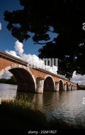 Le Pont Napoléon, Steinbrücke über den Fluss Garonne, Moissac, Département Tarn-et-Garonne, Frankreich Stockfoto