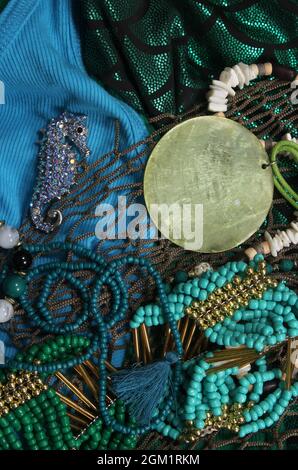 Meerjungfrau-Mode mit Schmuck und Fischernetz Stockfoto