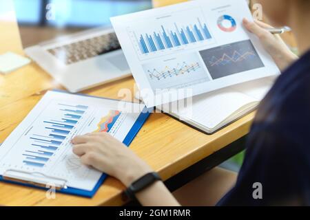 Cropseup Nahaufnahme Bild von Wirtschaftsprüfer oder Finanzoffizier suchen und halten Finanzdiagramme Diagramme Bericht für die Planung Business-Strat Stockfoto