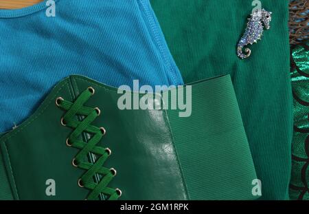 Meerjungfrau-Mode mit Schmuck und Fischernetz Stockfoto