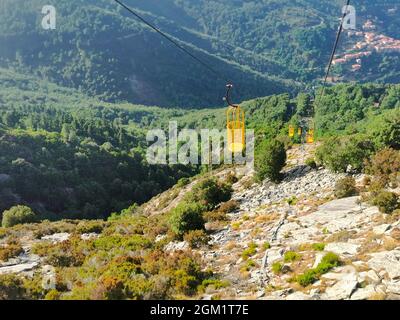 Schöne Luftaufnahme der Isola D'Elba von der gelben Seilbahn des Monte Capanne aus gesehen, dem höchsten Gipfel dieser wunderschönen italienischen und mediterranen Insel Stockfoto