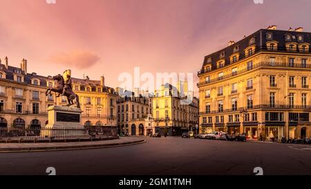 Paris, Frankreich - 25. Februar 2021: Schöne Gebäude Place des Victoires, typische pariser Fassaden und Fenster Stockfoto