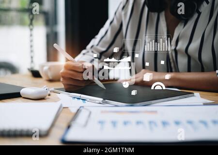 Business Frau, die mit moderner Technologie digitale Tablette. Cyber-Sicherheit Internet und Netzwerk-Konzept. Stockfoto