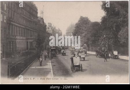 Knightsbridge in London, um 1905. Eine schwarz-weiß gedruckte Postkarte von LL (Leon und Levy). Mit Pferdewagen, Taxis und Omnibussen und einem Motorwagen auf der Straße und Fußgängern bei gutem Wetter und in Frühlings- oder Sommermode. Das Foto wurde in der Nähe der U-Bahn-Station Hyde Park Corner und des ehemaligen Park View Hotels (heute Wellesley Hotel) und des St. George's Hospital (heute Lanesborough Hotel) aufgenommen. Rechts die Bäume im Hyde Park und im Vollblatt. Stockfoto