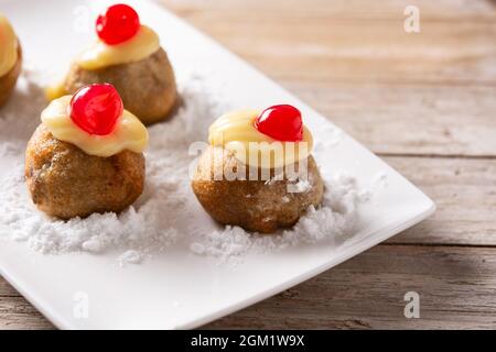 Traditionelles italienisches Zeppole-Gebäck auf einem Holztisch Stockfoto