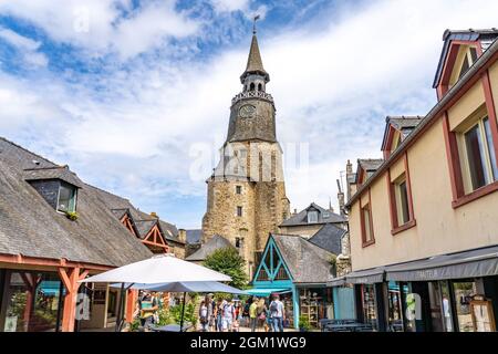 Uhrturm Tour de l'Horloge in der historischen Altstadt von Dinan, Bretagne, Frankreich | Clock Tower Tour de l'Horloge in der historischen Innenstadt, Stockfoto