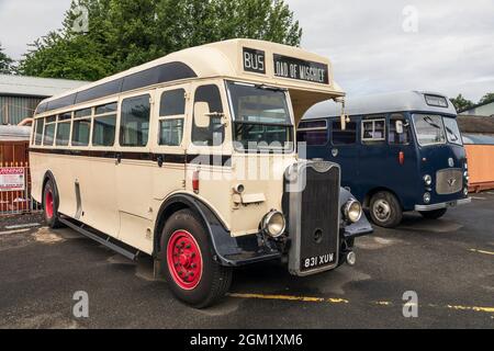 Oldtimer-Busse am Bahnhof Bridgnorth auf der Severn Valley Railway, Shropshire Stockfoto