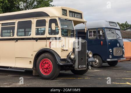 Oldtimer-Busse am Bahnhof Bridgnorth auf der Severn Valley Railway, Shropshire Stockfoto