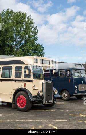 Oldtimer-Busse am Bahnhof Bridgnorth auf der Severn Valley Railway, Shropshire Stockfoto