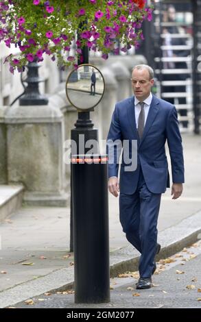 Dominic Raab MP (Außenminister) in der Downing Street während einer Kabinettsumbildung, bei der er vom Außenminister zum stellvertretenden Premierminister verlegt wurde Stockfoto