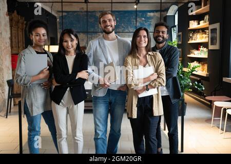 Portrait über kreative Business-Team zusammenstehen und lachen. Gemischtrassig Geschäftsleute zusammen beim Start Stockfoto