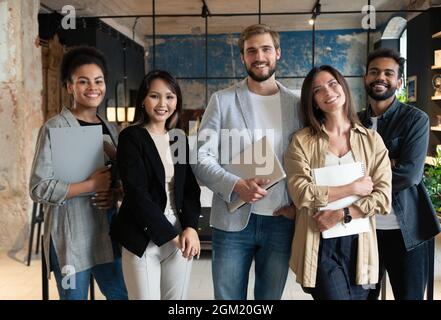 Portrait über kreative Business-Team zusammenstehen und lachen. Gemischtrassig Geschäftsleute zusammen beim Start Stockfoto