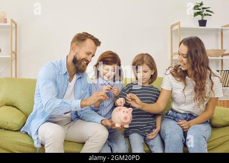 Mama und Papa lehren ihre Söhne, ihre Budgets effektiv zu verwalten und Geld klug auszugeben. Stockfoto