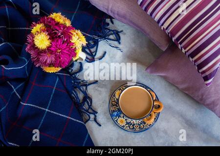 Herbstkomposition. Kaffee-Chrysanthemen in einem Käfig mit einer flachen Grundrisse von oben. Das Konzept des Komforts, Herbst-Winter-Kälte. Layout für das Design. Co Stockfoto